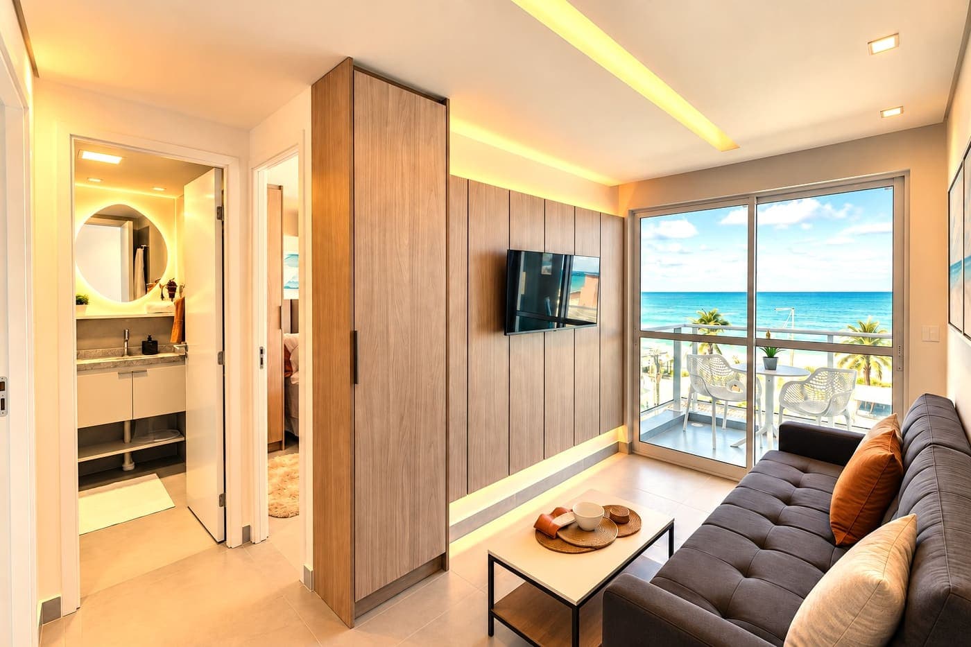 Sala decorada com vista para o mar, pintura e iluminação prontas para os anúncios